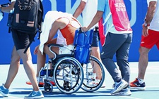 Các tay vợt, người sợ chết, người ngồi xe lăn rời sân, ITF phải lùi giờ thi đấu