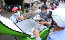 Đội xe ôm Sài Gòn đội nắng mưa gởi cơm cho bà con nghèo