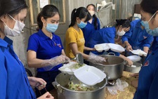 Ấm lòng những suất cơm miễn phí tiếp sức sĩ tử mùa thi