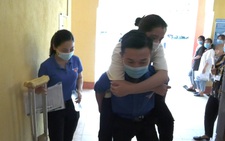 Nữ sinh bị thương ở chân, được thanh niên tình nguyện đưa đón đi thi mỗi ngày