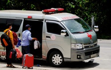 Xe cứu thương bỏ người bệnh dọc đường, cả xóm bị phong tỏa