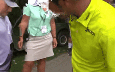 Xem cú đánh golf 'chưa từng thấy trong lịch sử': bóng rơi vào... trong áo khán giả