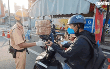 Ngày đầu TP.HCM siết chặt kiểm soát: Chỗ lác đác vài người, chỗ vẫn còn ùn ứ