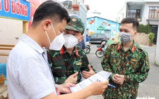 Khoác đồ bảo hộ, học viên Học viện Quân y tận tình hướng dẫn người dân TP.HCM test nhanh tại nhà