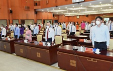 Đại biểu HĐND TP.HCM mặc niệm bệnh nhân tử vong vì COVID-19
