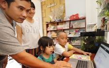 Nhu cầu laptop tăng vọt, phụ huynh vất vả mua đồ cho con học trực tuyến
