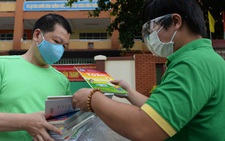 Đoàn thanh niên giúp đưa sách giáo khoa và đồ dùng học tập đến từng nhà học sinh