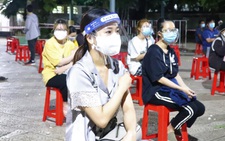 Người dân Gò Vấp đi tiêm vắc xin trong đêm