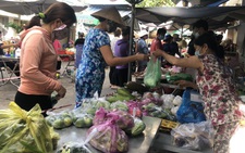 Chợ ở TP.HCM 'biến hình' với các đội bán hàng lưu động, bán theo 'combo'