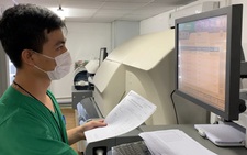 Xét nghiệm mẫu đơn cho người dân 'vùng cam' và 'vùng đỏ' ở TP.HCM