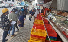 Người dân TP.HCM xếp hàng chờ cả tiếng đồng hồ để được mua bánh trung thu