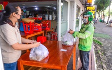 Thí điểm đi lại, mua bán ở vùng xanh: Dân dè dặt, kiểm soát vẫn chặt