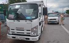 Dán logo xe 'vận chuyển từ thiện' chở người trái phép qua chốt kiểm dịch