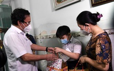 Bí thư Nguyễn Văn Nên: 'Năm nay bác thay cha tặng quà Trung thu cho con!'