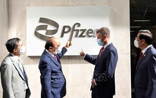 Chủ tịch nước Nguyễn Xuân Phúc đến thăm Công ty Pfizer