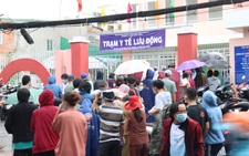 Nhiều người dân TP.HCM nhận thông báo tiêm mũi 2, đội mưa đến nơi rồi về vì... thiếu giấy mời