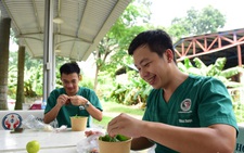 'Xe phở yêu thương' phục vụ bữa trưa sớm cho tuyến đầu chống dịch