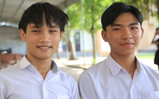 Đôi bạn mồ côi ở Hà Tĩnh được ĐH Huế tặng học phí, tiền và máy tính