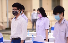 Mặc niệm nạn nhân mất vì COVID-19 trong lễ khai giảng ở trường Lê Hồng Phong
