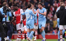 Arsenal mất người, 'Man xanh' thắng ngược ở phút cuối