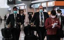 Cathay Pacific sa thải 2 nhân viên sau khi Omicron 'chọc thủng' hàng rào phòng thủ của Hong Kong