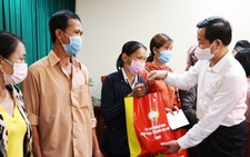 Phó thủ tướng Lê Minh Khái thăm, tặng quà người lao động tại Bình Phước