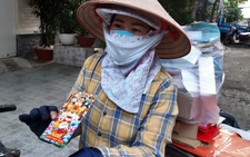 Người bán vé số, nhặt ve chai bất ngờ nhận lì xì trên đường phố từ những người không quen