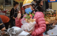 Ngày ông Công ông Táo, 'gà ngậm hoa hồng' đắt khách khu phố cổ Hà Nội