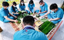 Y bác sĩ bệnh viện COVID-19 tại Hà Nội gói bánh chưng đón Tết
