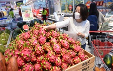 Mỗi nhà mua ít trái cây, bà con sẽ bớt khó