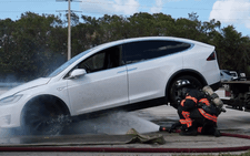 Xe điện cháy vì… bão