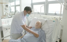 Truyền 20 lít máu hiếm cứu giáo sư nông nghiệp người Bỉ mắc sốt rét ác tính