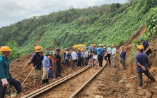 Thông đường sắt Bắc - Nam sau 1 ngày gián đoạn do mưa lũ lớn
