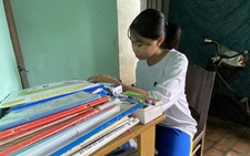 Cô bé vừa đi học, vừa quét chợ quê thành sinh viên đại học