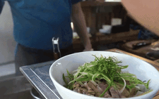 'Phở Mông' xuống phố Hà thành, bánh phở tự tráng lá chanh nhà trồng