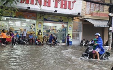 Hết khổ sở vì triều cường, người Cần Thơ lại bì bõm vì mưa lớn