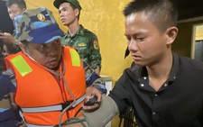 Cứu 9 ngư dân bị chìm tàu trên biển Thừa Thiên Huế