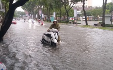 Mưa kéo dài đúng kỳ triều cường, nội ô TP Cần Thơ ngập nặng