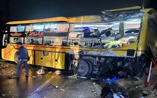 Xe giường nằm đấu đầu xe tải, 2 người chết, 13 người bị thương