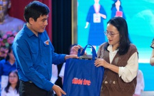 Mẹ chống nạng đến dự ngày con nhận học bổng Tiếp sức đến trường
