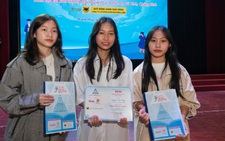 Bản thân gặp khó khăn, vẫn chia học bổng cho bạn