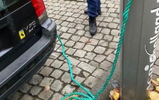 Tài xế xe xăng dùng thủ thuật đóng giả xe điện để có chỗ đỗ, nhận ngay cái kết đắng