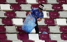 Nhật gây địa chấn ở World Cup, fan cũng được khen đẳng cấp nhờ tiếp tục dọn rác