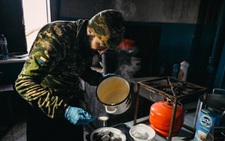 Đầu bếp quân đội Ukraine kể chuyện nấu ăn ‘không có điện’ trong thời chiến