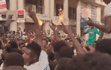 Clip: Cảnh ăn mừng 'điên rồ' của cổ động viên Senegal