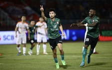 HLV Vũ Tiến Thành nhảy mừng CLB TP.HCM có lợi thế cuộc đua trụ hạng V-League