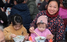 1.000 tô phở chiêu đãi người dân trước đình 'làng phở' Vân Cù