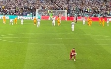 Khoảnh khắc thủ môn Emiliano Martinez không dám nhìn Messi sút penalty