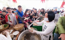 Hàng vạn người tới cuộc hành hương của phở