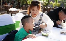 Mang phở đến những gia đình trẻ em bị bại não ở Nam Định